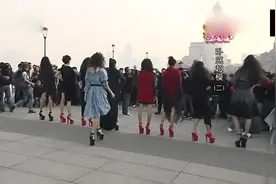 模特脚踩18厘米“恨天高”走完3公里，脚后跟一片破皮！太心疼！视频封面