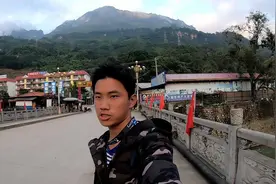 穷游小伙带你逛逛中越边境交易市场，这里的越南货都比较便宜视频封面