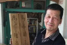 兰州艺人木板雕刻“百家姓”探姓氏起源图片