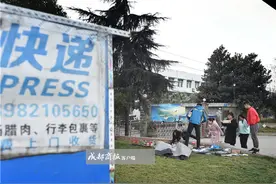 成都某校保安索要入场费 快递员将包裹扔进学校图片