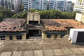 面店总是晴天“下大雨” 原来旧楼缺失“女儿墙”图片