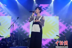 郁可唯成都校园歌友会 称喜欢“吃着火锅唱着歌”图片