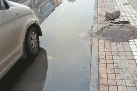 管道堵塞 污水溢满路面 整条街臭气熏天图片