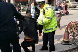 安徽界首一男子围观酒驾查处时昏倒，警方：系饮酒过量所致图片
