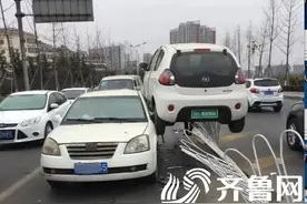 危险！临沂一电动车开上护栏骑在轿车上图片
