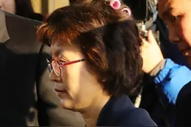 特写丨忘摘发卷的韩宪法法院代院长：为弹劾案曾和同事喝闷酒图片