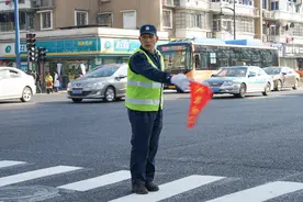 杭州一协勤指挥交通如跳舞图片