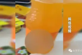 惊！橙汁饮料瞬间脱色，什么纸片这么神奇，色素一吸干干净净，脱色的饮料能不能喝？图片