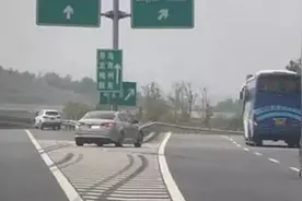 别把高速公路上的“三角区”当成休息区，或致车毁人亡！图片