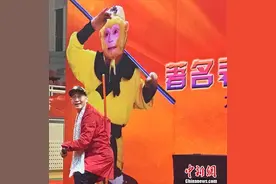 六小龄童现身高校 称《西游记》不能胡编乱造图片