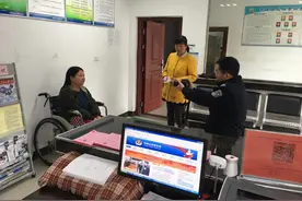 残疾女子独自办证困难 民警倾情服务解难图片