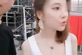 冯提莫直播重庆选美小姐比赛，赛前选手来合影，提莫颜值丝毫不输视频封面