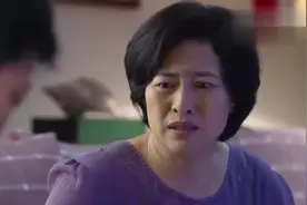 女儿同学聚会半夜没回家，老爸不放心，拿手电筒在楼下等女儿回家视频封面
