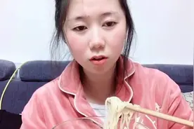 38周孕妇深夜偷吃螺蛳粉，突然阵痛，也要忍着吃完！