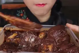 敢这么吃泡芙的都是不怕胖的小仙女，又甜又腻，诱人极了