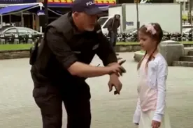 国外恶搞：警察把小女孩的裙子当“毛巾”用，路人的表情懵了视频封面