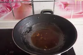 铁锅生锈对锅身腐蚀大，锅里撒上这两样，铁锈轻松就能去除