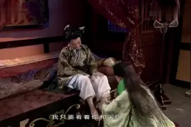 美女给老夫人洗脚，谁知老夫人一看洗脚盆一下不淡定了！视频封面