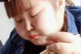 刘阿柔工作餐：一个人就点了三个菜，吃的好丰盛啊！视频封面