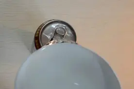 家中没有漏斗倒水到处洒，用点厨房中的这东西，1分钟快速做一个