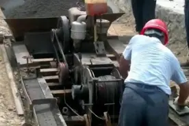 知道公路排水沟怎么做的吗？专用大模子倒上混凝土，一摸就做好了