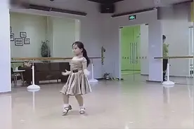 7岁小胖妞跳出拉丁舞的灵魂，背景音乐太好听了，跳出你的美啊！视频封面