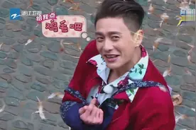 跑男团抢鸡毛，邓超陈赫不顾形象，竟然在鸡毛堆里大作一团