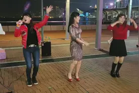 街头艺人小红演唱《小苹果》，歌声响亮高昂，舞步更是迷人