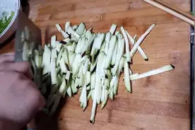 家常菜：茄子炒肉丝的做法，这种做饭美味简单食用！