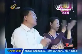 小伙后空翻背部砸玻璃渣意外出血，背开电灯棍，评委扭头不敢看视频封面