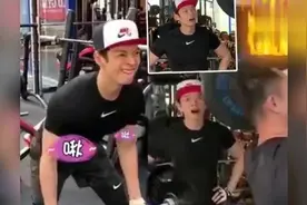 辰亦儒健身房大练肌肉 举重五官用力惊现表情包