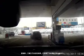 女司机加完油直接走，把加油枪管拉断！视频封面