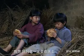 小君用衣服换大饼吃，饼硬的好难咬