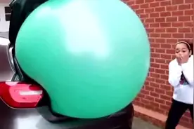 汽车后备箱放上一个超大气球会怎样？吓坏小朋友了！视频封面