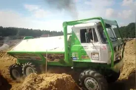 捷克太脱拉卡车的底盘结构独特，能在越野赛场横行