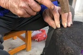 家里的锅漏了三个小洞，拿给村里的老师傅补一下