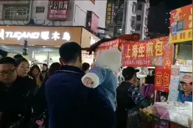 这是鹰潭最热闹的小吃街，铁板豆腐6块钱，你觉得贵吗