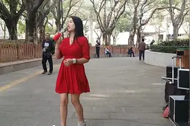 大年初二开门纳福，美女一曲《欢乐中国年》送你，恭祝安康发大财视频封面