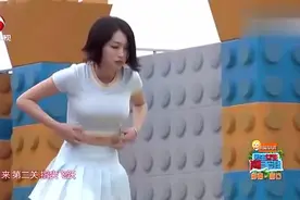 美女身高腿长，台上报出自己的净身高，女主持人不淡定了视频封面