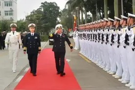越南海军司令参观中国新型导弹护卫舰，南海舰队司令王海陪同图片