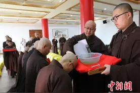 山西五台山大圣竹林寺观音菩萨圣诞日举行剃度法会图片