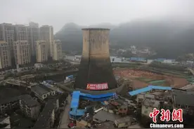 贵阳一高85米发电厂冷却塔成功爆破图片