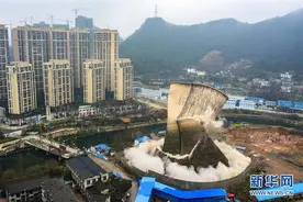 82岁贵阳发电厂已经关停，85米高1号冷却塔成功爆破拆除图片
