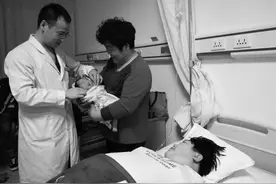 辽阳：130公斤胖妈生娃 医生垫板凳接生图片