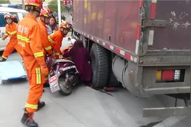 女子惨遭货车碾 消防施救车轮底图片