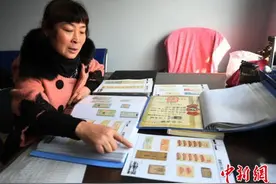 长春公交收款员25年收藏千张公交车票图片