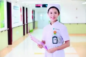 儿科护士苦练扎针技术 每天往自己脚背上扎针图片