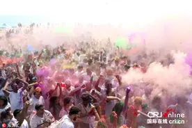 韩国釜山上演色彩狂欢 庆祝胡里节(组图)图片