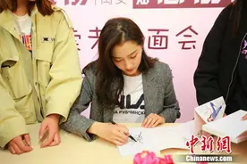 关晓彤分享生活点滴：爱看推理小说 习惯记手账图片