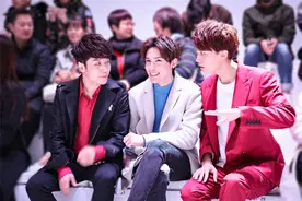 张海宇林世杰王天野受邀时装周头排看秀图片